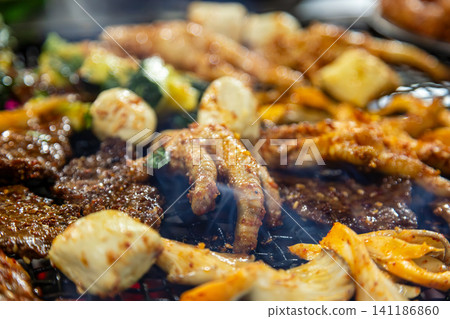 雲南昆明特色燒烤夜市美食肉串炭火煙霧繚繞特寫 雲南昆明特色燒烤夜市美食肉串炭火煙霧繚繞特寫 141186860