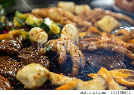 雲南昆明特色燒烤夜市美食肉串炭火煙霧繚繞特寫 雲南昆明特色燒烤夜市美食肉串炭火煙霧繚繞特寫 141186861
