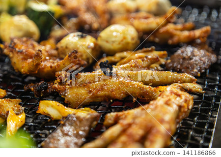 雲南昆明特色燒烤夜市美食肉串炭火煙霧繚繞特寫 雲南昆明特色燒烤夜市美食肉串炭火煙霧繚繞特寫 141186866