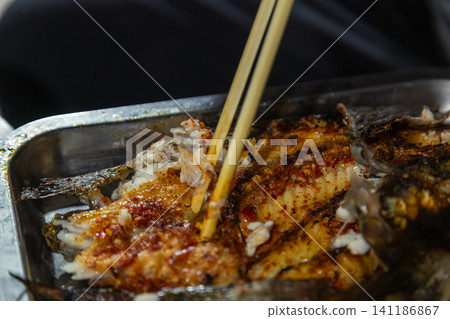 雲南昆明特色燒烤夜市美食肉串炭火煙霧繚繞特寫 雲南昆明特色燒烤夜市美食肉串炭火煙霧繚繞特寫 141186867