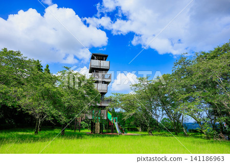 鹿兒島縣日置市城山公園(一乘寺城遺址)的木製觀景台,以藍天為背景。 鹿兒島縣日置市城山公園(一乘寺城遺址)的木製觀景台,以藍天為背景。 141186963