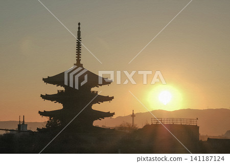 標題:夕陽映襯下的八坂塔 標題:夕陽映襯下的八坂塔 141187124