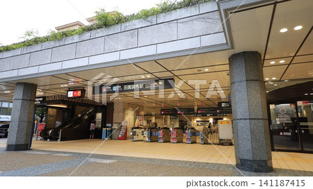Den-en-chofu Station on the Tokyu Toyoko Line and Meguro Line Den-en-chofu Station on the Tokyu Toyoko Line and Meguro Line 141187415