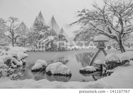 寧靜的霞池和美麗的雪景兼六園令人嘆為觀止。 寧靜的霞池和美麗的雪景兼六園令人嘆為觀止。 141187767