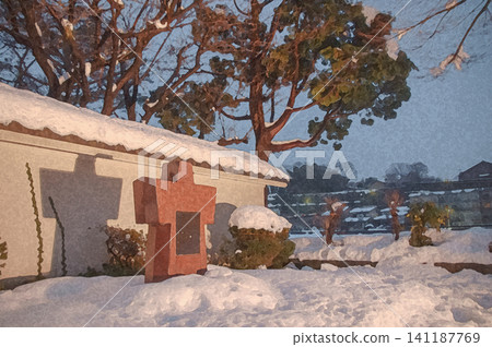 在雪花輕柔飄落的廣場上,矗立著一座刻有室尾彩生詩歌的紀念碑和一座白牆建築。 在雪花輕柔飄落的廣場上,矗立著一座刻有室尾彩生詩歌的紀念碑和一座白牆建築。 141187769