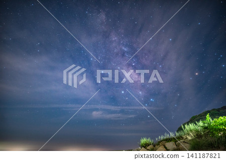 夜晚從海灘眺望，繁星點點，美不勝收。 141187821