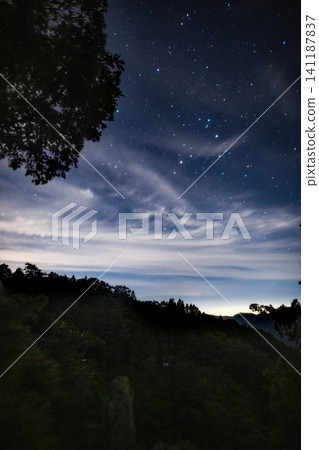 Beyond the mountain range lies the romance of the universe and the starry sky. Beyond the mountain range lies the romance of the universe and the starry sky. 141187837