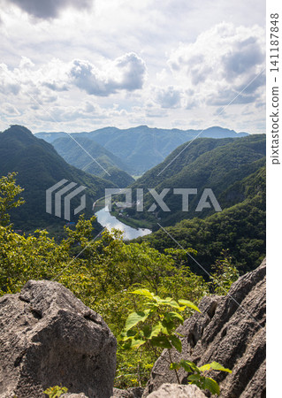 從崎嶇的岩壁上可以俯瞰壯麗的峽谷。 從崎嶇的岩壁上可以俯瞰壯麗的峽谷。 141187848