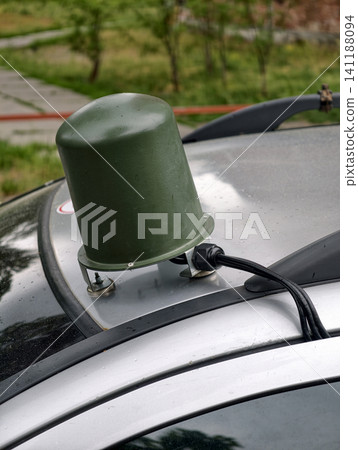 FPV drone detection antenna installed on passenger vehicle for surveillance and security tasks. Mobile counter UAV antenna system for tracking and jamming unmanned aerial vehicles FPV drone detection antenna installed on passenger vehicle for surveillance and security tasks. Mobile counter UAV antenna system for tracking and jamming unmanned aerial vehicles 141188094