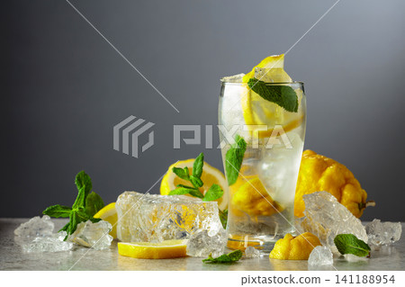 Carbonated refreshing drink with fresh lemon, ice and mint. Carbonated refreshing drink with fresh lemon, ice and mint. 141188954
