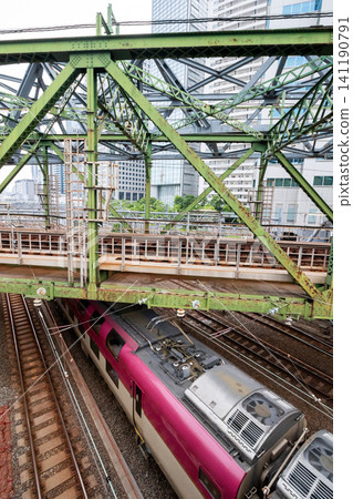 [Tokaido Main Line] Sunrise Seto/Izumo passing under the Yatsuyama Bridge in the early morning. 141190791