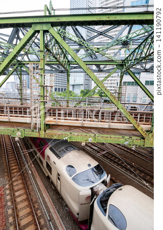 [Tokaido Main Line] Sunrise Seto/Izumo passing under the Yatsuyama Bridge in the early morning. 141190792