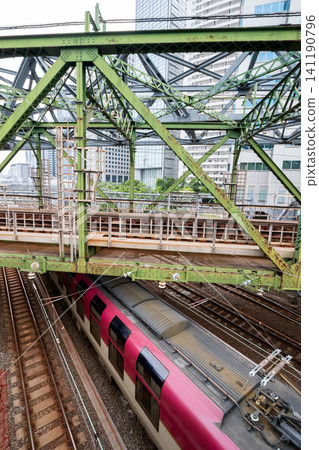 [Tokaido Main Line] Sunrise Seto/Izumo passing under the Yatsuyama Bridge in the early morning. 141190796