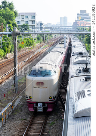 【東海道本線】日出瀨戶/出雲號列車疾馳穿過大森町 141190928