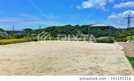 夏日公園裡,藍天白雲下的廣場上,一座涼亭靜靜佇立。 夏日公園裡,藍天白雲下的廣場上,一座涼亭靜靜佇立。 141191118