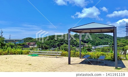 夏日公園裡，藍天白雲，涼亭和長椅錯落有致。 141191119