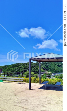夏日公園裡的藍天與抱石牆 夏日公園裡的藍天與抱石牆 141191120