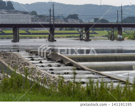 大和川柏原堰,渾濁的水流流過 大和川柏原堰,渾濁的水流流過 141191195