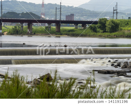 大和川柏原堰,渾濁的水流流過 大和川柏原堰,渾濁的水流流過 141191196