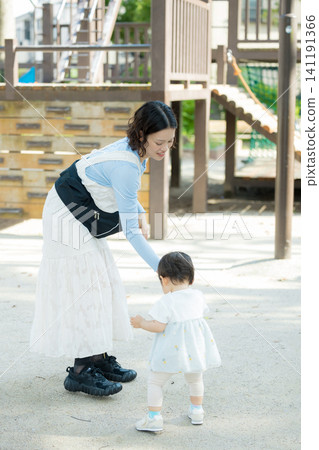 父母和孩子在公園玩耍 父母和孩子在公園玩耍 141191366