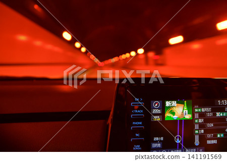 列車駛過隧道時的內部景象 141191569