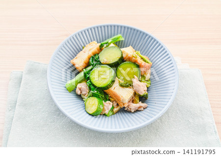 鹽焗西葫蘆和豬肉 鹽焗西葫蘆和豬肉 141191795
