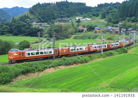 一列273系列電力動車組,即白眉線上的八雲特急列車,正高速駛過一個大彎道,車身隨之傾斜。 (照片拍攝於2026年6月19日) 一列273系列電力動車組,即白眉線上的八雲特急列車,正高速駛過一個大彎道,車身隨之傾斜。 (照片拍攝於2026年6月19日) 141191938