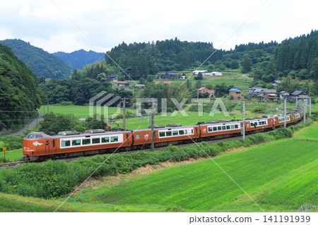 一列273系列電力動車組,即白眉線上的八雲特急列車,正高速駛過一個大彎道,車身隨之傾斜。 (照片拍攝於2026年6月19日) 一列273系列電力動車組,即白眉線上的八雲特急列車,正高速駛過一個大彎道,車身隨之傾斜。 (照片拍攝於2026年6月19日) 141191939