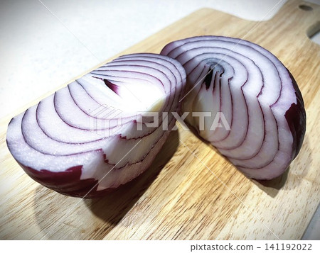 Purple onion (Early Red) 05, peeled and cut in half. 141192022