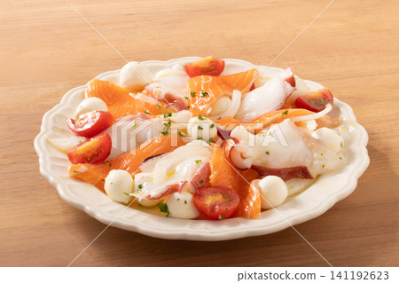 鮭魚章魚薄片配馬蘇里拉起司和櫻桃番茄 141192623