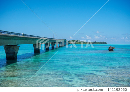 宮古島湛藍的大海和筆直的橋樑 141192960
