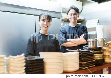 居酒屋(日式酒吧)的經理和員工 居酒屋(日式酒吧)的經理和員工 141193255
