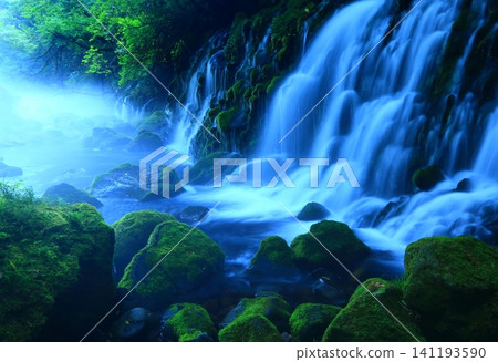 苔蘚岩石和河流 苔蘚岩石和河流 141193590