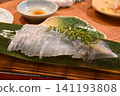 日式餐廳供應的新鮮魷魚刺身（魷魚麵），佐以紫蘇葉。 141193808
