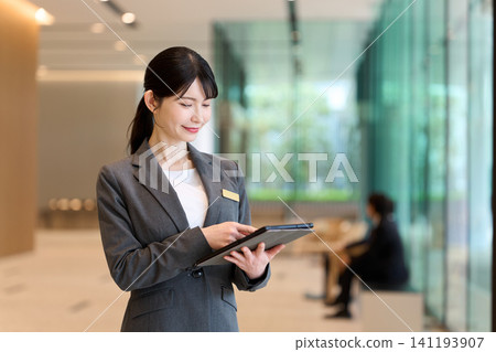 酒店工作人員在入口處引導客人。 141193907