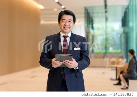 酒店工作人員在入口處引導客人。 141193925