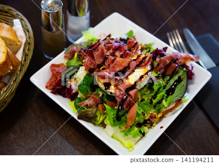 Portion of goat cheese salad 141194211