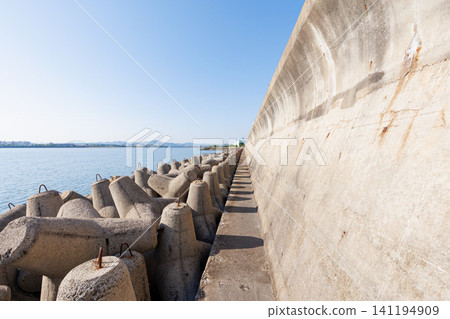 A breakwater taller than a person located around the Kakogawa Steelworks A breakwater taller than a person located around the Kakogawa Steelworks 141194909