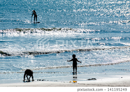 Children playing on the Shonan beach Children playing on the Shonan beach 141195249