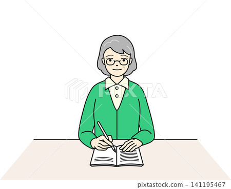 一位微笑的老婦人在辦公桌前用筆記本寫字。 一位微笑的老婦人在辦公桌前用筆記本寫字。 141195467