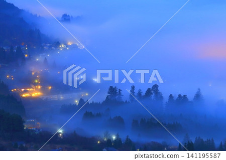 黎明時的由布院雲海(由布市由布院町) 黎明時的由布院雲海(由布市由布院町) 141195587