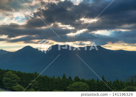 Sunset sky peeking through the clouds and silhouetted mountain range: Evening view from the hills on the north side of Soni Plateau ② Sunset sky peeking through the clouds and silhouetted mountain range: Evening view from the hills on the north side of Soni Plateau ② 141196329