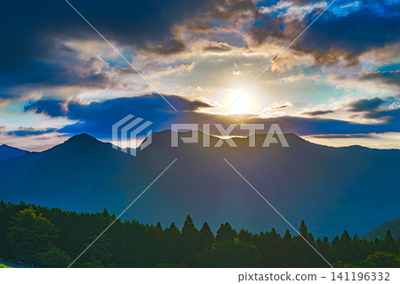 The plateau forest and mountain range silhouetted against the golden sunlight shining on the distant mountainside of Soni Plateau (Part 2) The plateau forest and mountain range silhouetted against the golden sunlight shining on the distant mountainside of Soni Plateau (Part 2) 141196332
