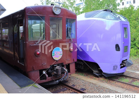 The Furano-Biei Norokko train's Type 50 passenger cars and the Lavender Express (Furano Station) The Furano-Biei Norokko train's Type 50 passenger cars and the Lavender Express (Furano Station) 141196512
