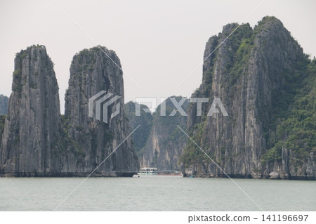 Ha Long Bay, Vietnam's most scenic spot Ha Long Bay, Vietnam's most scenic spot 141196697