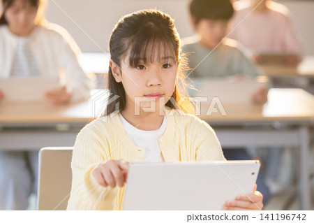 孩子們用平板電腦在補習班上課。 141196742