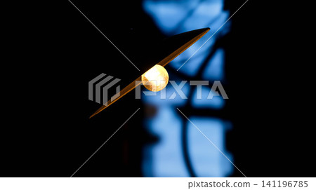 一盞帶燈罩的路燈照亮了光線昏暗的後巷。 一盞帶燈罩的路燈照亮了光線昏暗的後巷。 141196785