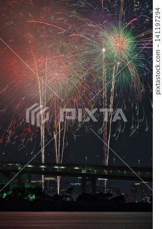 Fireworks blooming in the summer night sky; Tokyo Bay Fireworks Festival; High-shining fireworks display; Fireworks; Fireworks image; Fireworks festival 141197294