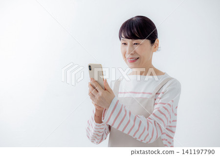 觀看智能手機的主婦 141197790