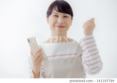 觀看智能手機的主婦 141197794
